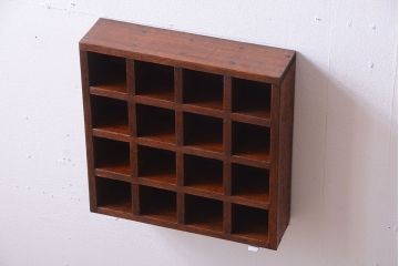 アンティーク家具　和製アンティーク　4×4　古い木製の壁掛けマス目棚(収納棚、飾り棚)(小)(1)