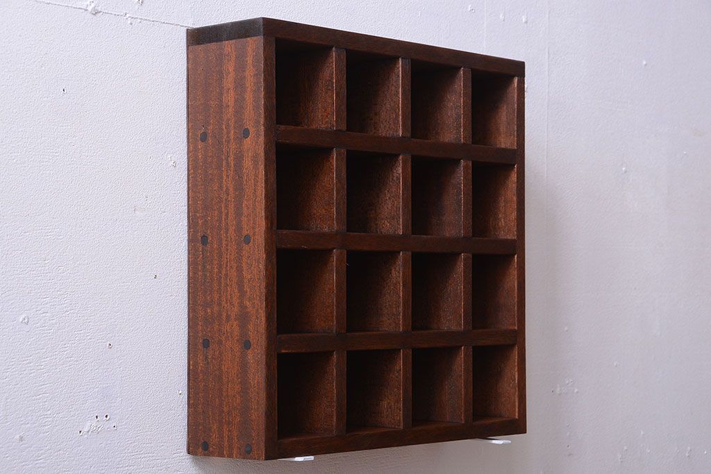 アンティーク家具　和製アンティーク　4×4　古い木製の壁掛けマス目棚(収納棚、飾り棚)(小)(1)