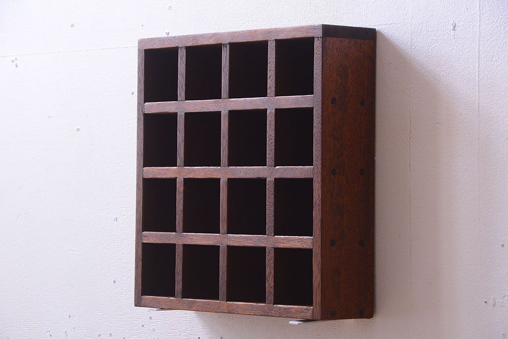 アンティーク家具　和製アンティーク　4×4　古い木製の壁掛けマス目棚(収納棚、飾り棚)(小)(1)