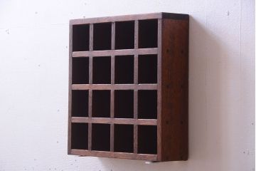 アンティーク家具　和製アンティーク　4×4　古い木製の壁掛けマス目棚(収納棚、飾り棚)(小)(1)