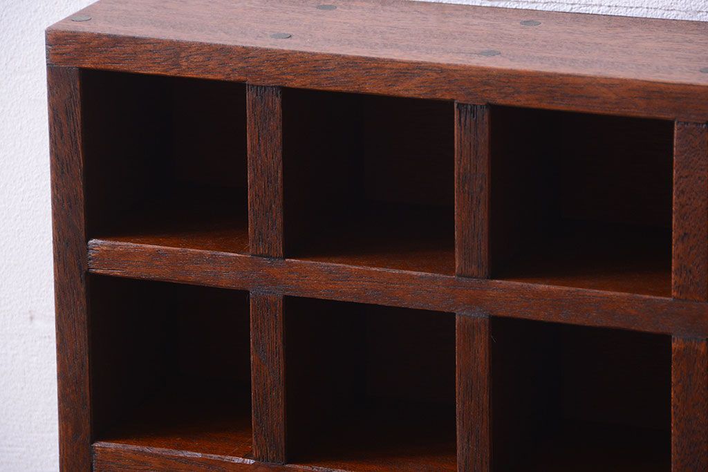 アンティーク家具　和製アンティーク　4×4　古い木製の壁掛けマス目棚(収納棚、飾り棚)(小)(1)
