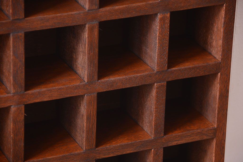 アンティーク家具　和製アンティーク　4×4　古い木製の壁掛けマス目棚(収納棚、飾り棚)(小)(1)