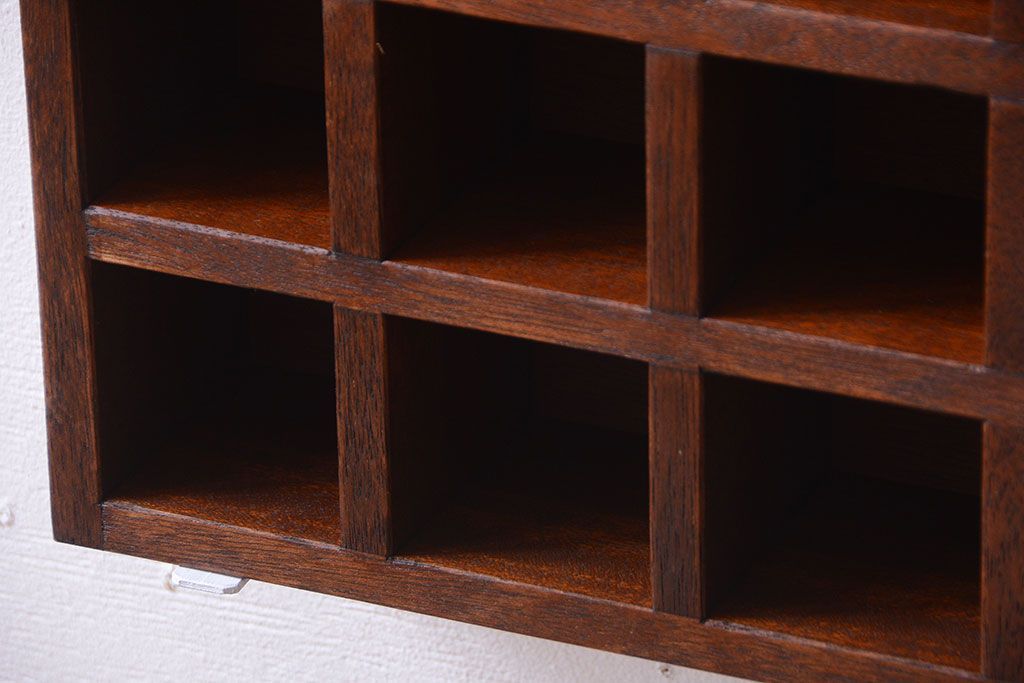 アンティーク家具　和製アンティーク　4×4　古い木製の壁掛けマス目棚(収納棚、飾り棚)(小)(1)