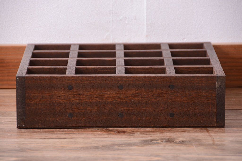 アンティーク家具　和製アンティーク　4×4　古い木製の壁掛けマス目棚(収納棚、飾り棚)(小)(1)