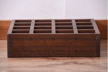 アンティーク家具　和製アンティーク　4×4　古い木製の壁掛けマス目棚(収納棚、飾り棚)(小)(1)