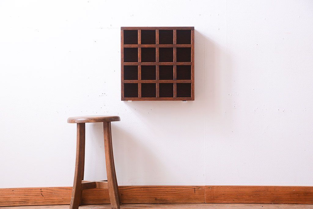 アンティーク家具　和製アンティーク　4×4　古い木製の壁掛けマス目棚(収納棚、飾り棚)(小)(2)