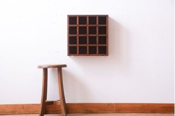 アンティーク家具　和製アンティーク　4×4　古い木製の壁掛けマス目棚(収納棚、飾り棚)(小)(2)