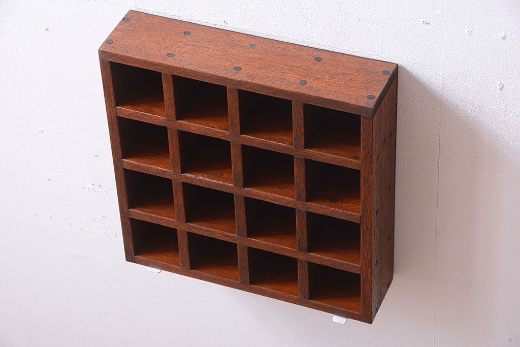 アンティーク家具　和製アンティーク　4×4　古い木製の壁掛けマス目棚(収納棚、飾り棚)(小)(2)