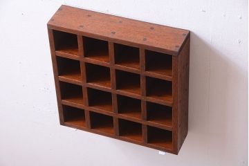 アンティーク家具　和製アンティーク　4×4　古い木製の壁掛けマス目棚(収納棚、飾り棚)(小)(2)