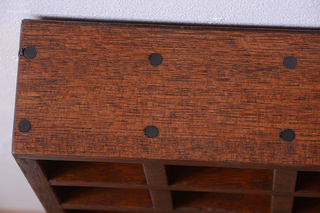 アンティーク家具　和製アンティーク　4×4　古い木製の壁掛けマス目棚(収納棚、飾り棚)(小)(2)