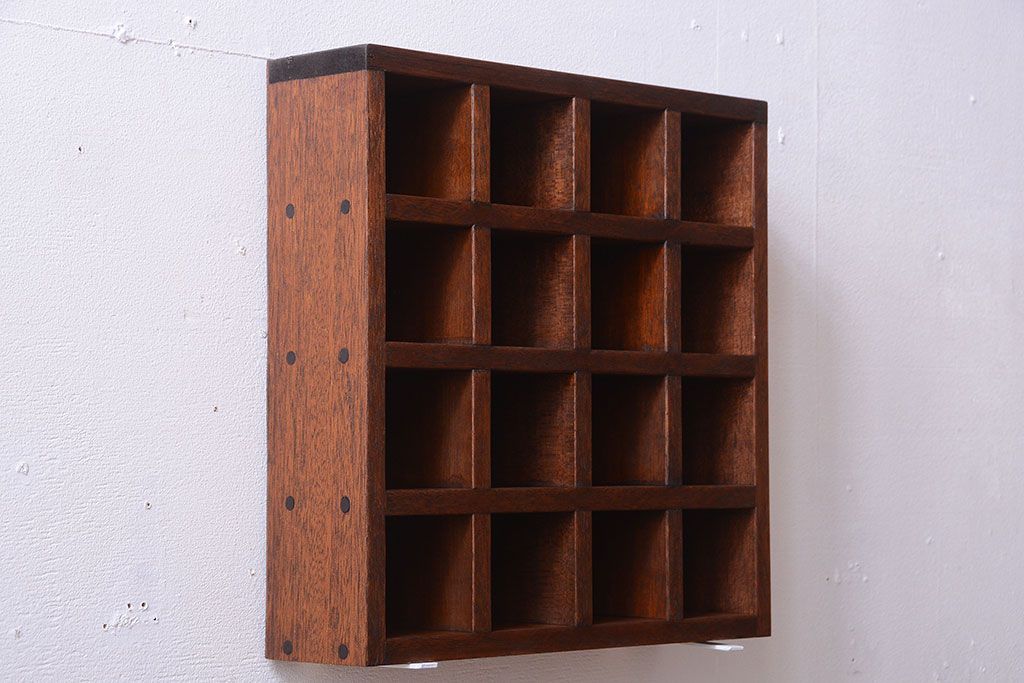 アンティーク家具　和製アンティーク　4×4　古い木製の壁掛けマス目棚(収納棚、飾り棚)(小)(2)