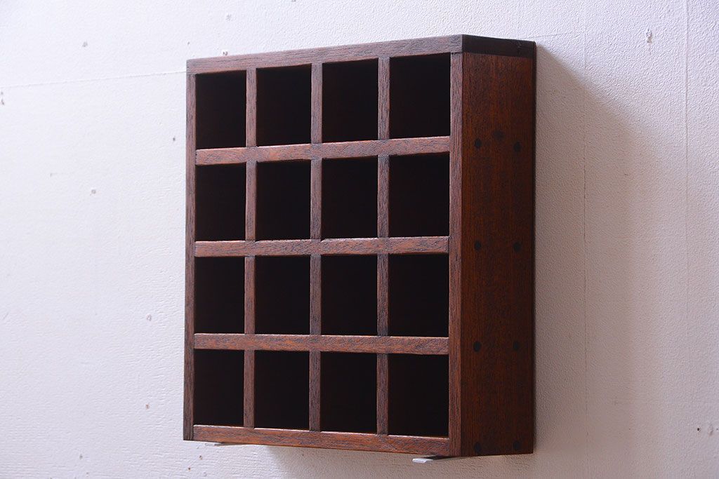 アンティーク家具　和製アンティーク　4×4　古い木製の壁掛けマス目棚(収納棚、飾り棚)(小)(2)