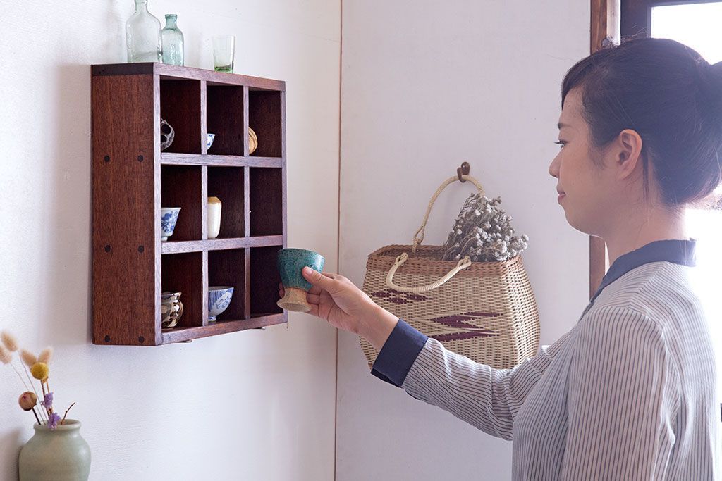 アンティーク家具　和製アンティーク　3×3　古い木製の壁掛けマス目棚(小)(3)