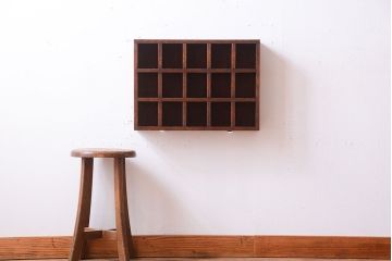 アンティーク家具　和製アンティーク　3×5　古い木製の壁掛けマス目棚(収納棚、飾り棚)(1)