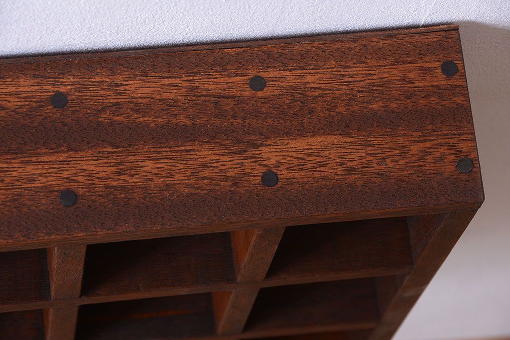 アンティーク家具　和製アンティーク　3×5　古い木製の壁掛けマス目棚(収納棚、飾り棚)(1)