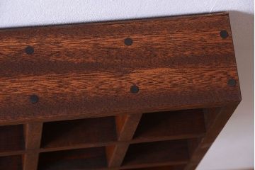 アンティーク家具　和製アンティーク　3×5　古い木製の壁掛けマス目棚(収納棚、飾り棚)(1)