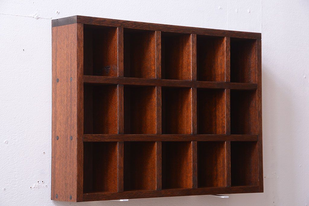 アンティーク家具　和製アンティーク　3×5　古い木製の壁掛けマス目棚(収納棚、飾り棚)(1)