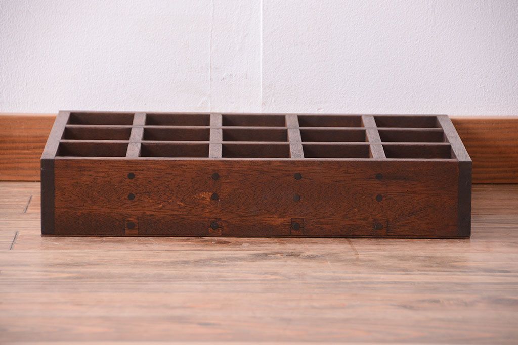 アンティーク家具　和製アンティーク　3×5　古い木製の壁掛けマス目棚(収納棚、飾り棚)(1)