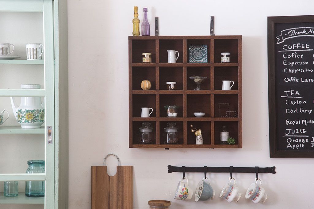 アンティーク家具　和製アンティーク　4×4　古い木製の壁掛けマス目棚(収納棚、飾り棚)(大)(1)