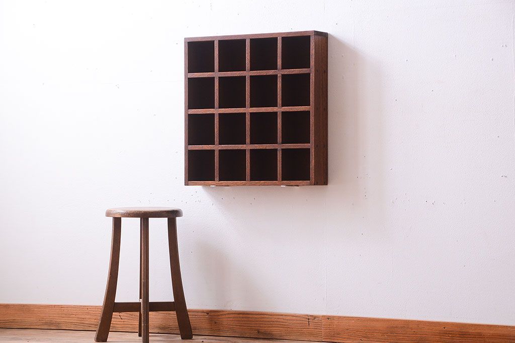 アンティーク家具　和製アンティーク　4×4　古い木製の壁掛けマス目棚(収納棚、飾り棚)(大)(1)