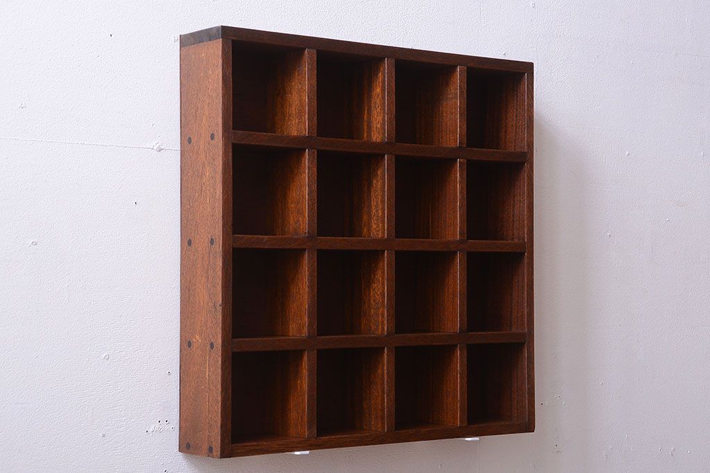 アンティーク家具　和製アンティーク　4×4　古い木製の壁掛けマス目棚(収納棚、飾り棚)(大)(1)