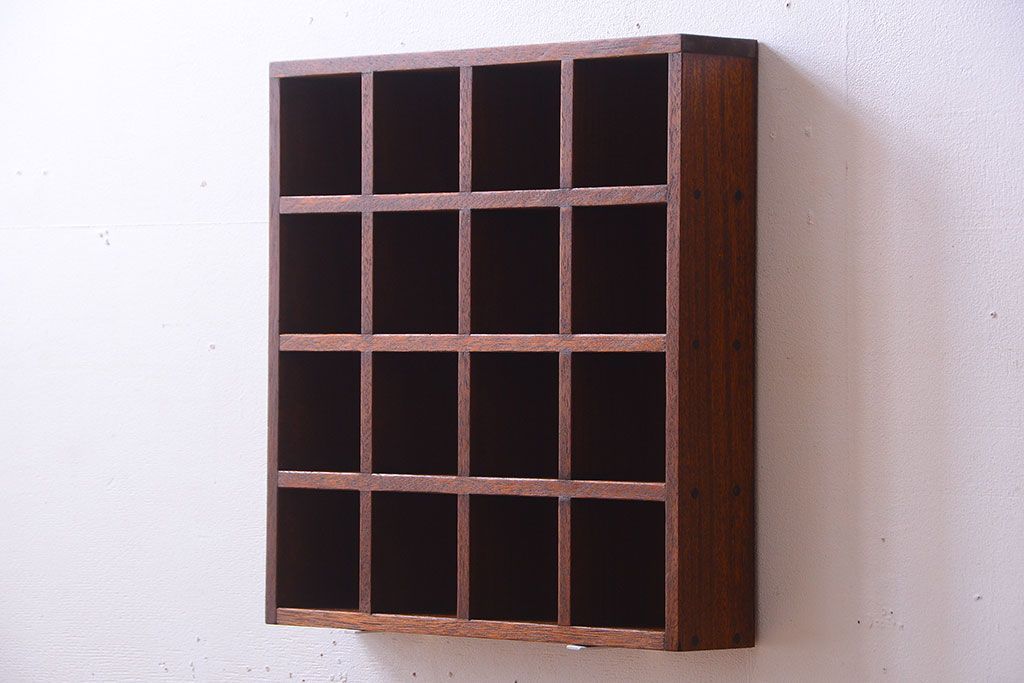 アンティーク家具　和製アンティーク　4×4　古い木製の壁掛けマス目棚(収納棚、飾り棚)(大)(1)