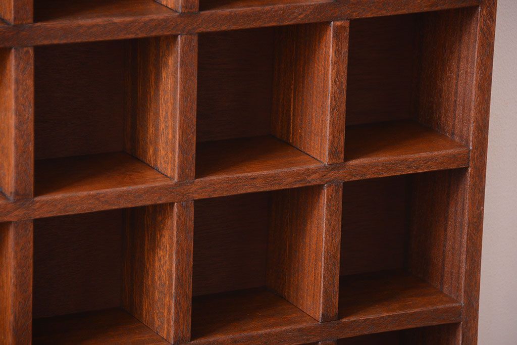 アンティーク家具　和製アンティーク　4×4　古い木製の壁掛けマス目棚(収納棚、飾り棚)(大)(1)