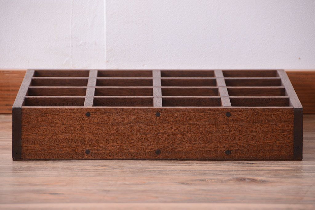 アンティーク家具　和製アンティーク　4×4　古い木製の壁掛けマス目棚(収納棚、飾り棚)(大)(1)