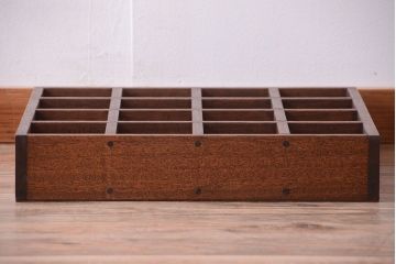 アンティーク家具　和製アンティーク　4×4　古い木製の壁掛けマス目棚(収納棚、飾り棚)(大)(1)