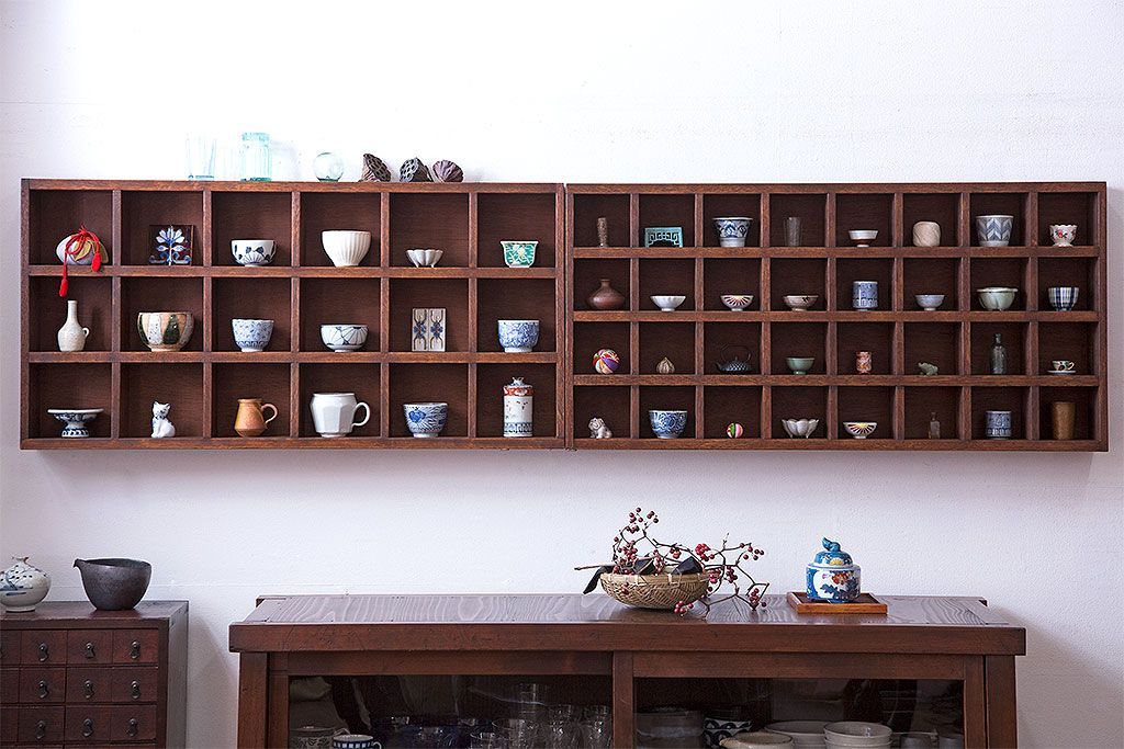 アンティーク家具　和製アンティーク　3×6　古い木製の壁掛けマス目棚