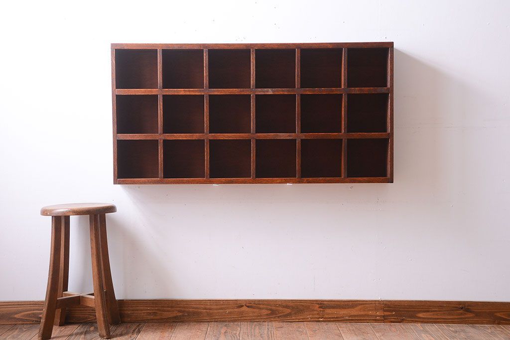 アンティーク家具　和製アンティーク　3×6　古い木製の壁掛けマス目棚