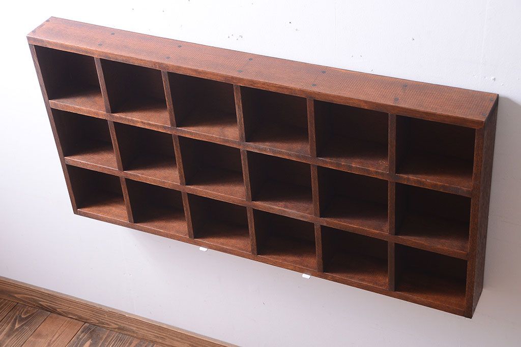 アンティーク家具　和製アンティーク　3×6　古い木製の壁掛けマス目棚