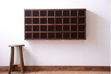 アンティーク家具　和製アンティーク　4×8　古い木製の壁掛けマス目棚