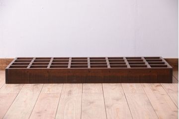 アンティーク家具　和製アンティーク　4×8　古い木製の壁掛けマス目棚