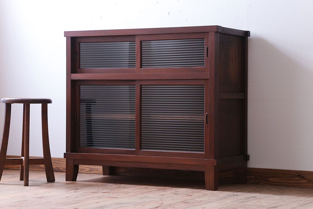 アンティーク家具　和製アンティーク　脚付き!前面欅材のモールガラス引き戸収納棚(サイドボード)(2)