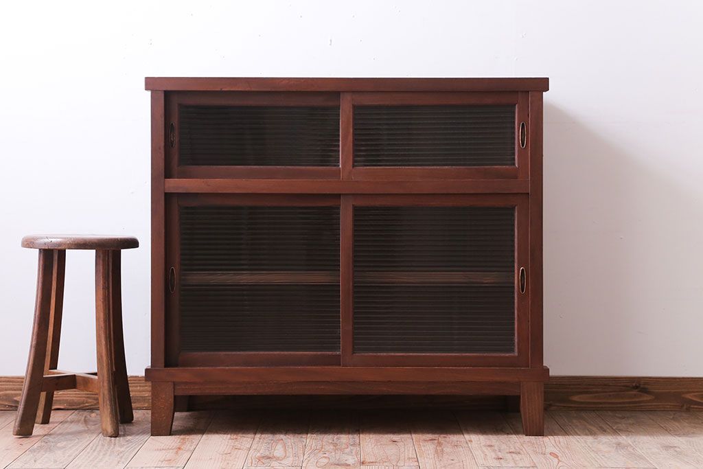 アンティーク家具　和製アンティーク　脚付き!前面欅材のモールガラス引き戸収納棚(サイドボード)(2)