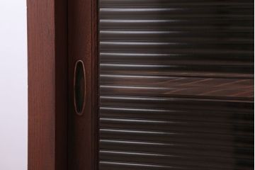 アンティーク家具　和製アンティーク　脚付き!前面欅材のモールガラス引き戸収納棚(サイドボード)(2)