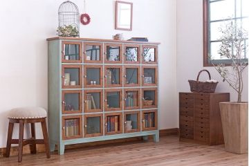 アンティーク家具　アンティークペイント　脚付き!ガラス扉付きマス目棚