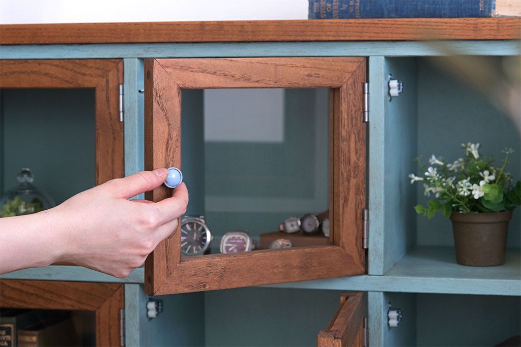 アンティーク家具　アンティークペイント　脚付き!ガラス扉付きマス目棚