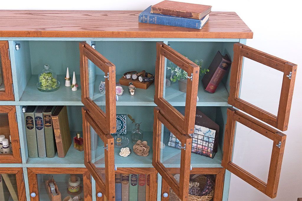 アンティーク家具　アンティークペイント　脚付き!ガラス扉付きマス目棚