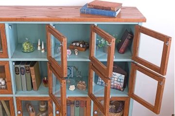 アンティーク家具　アンティークペイント　脚付き!ガラス扉付きマス目棚