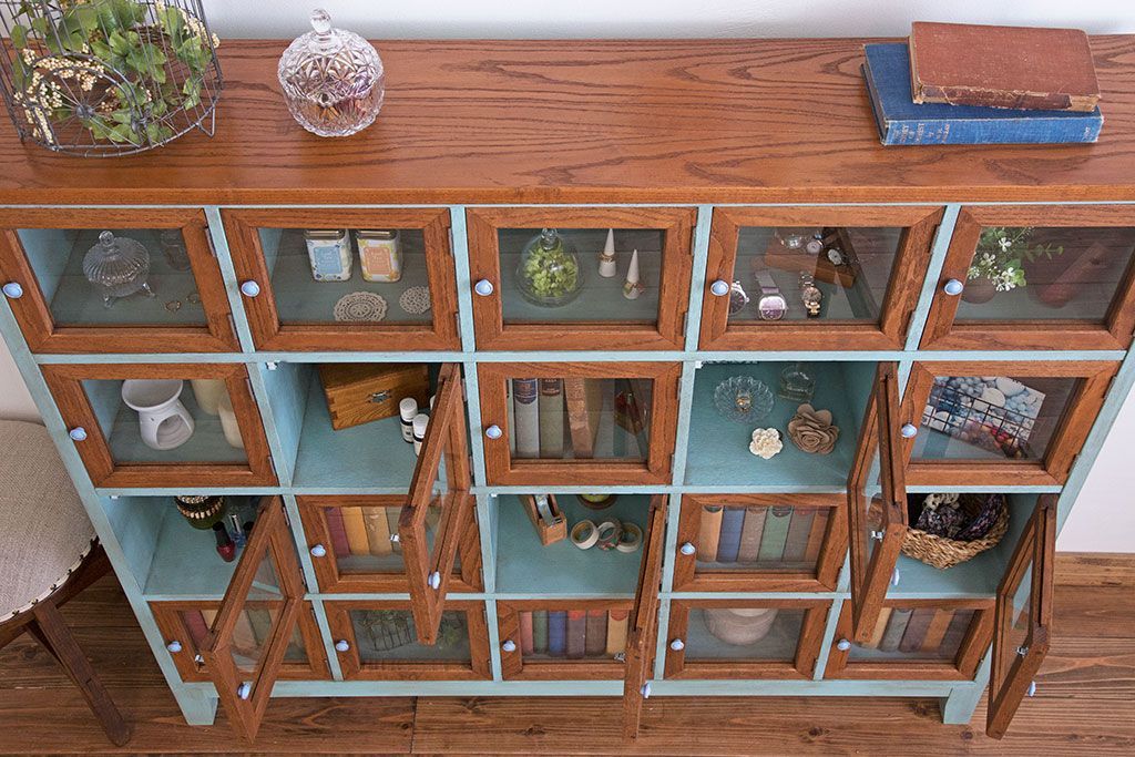 アンティーク家具　アンティークペイント　脚付き!ガラス扉付きマス目棚