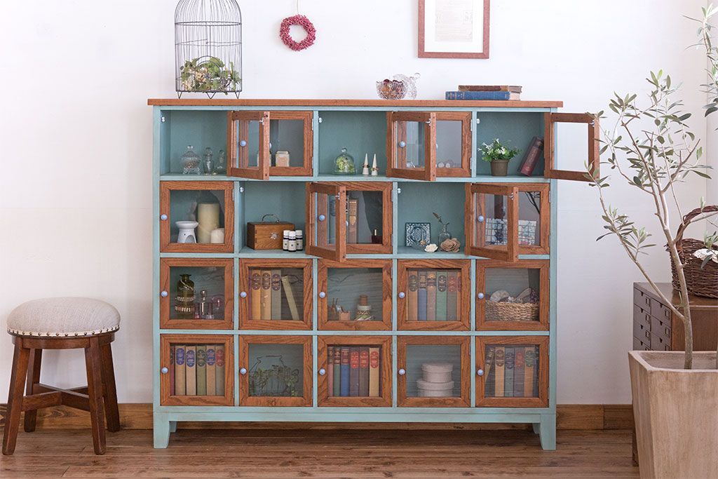 アンティーク家具　アンティークペイント　脚付き!ガラス扉付きマス目棚