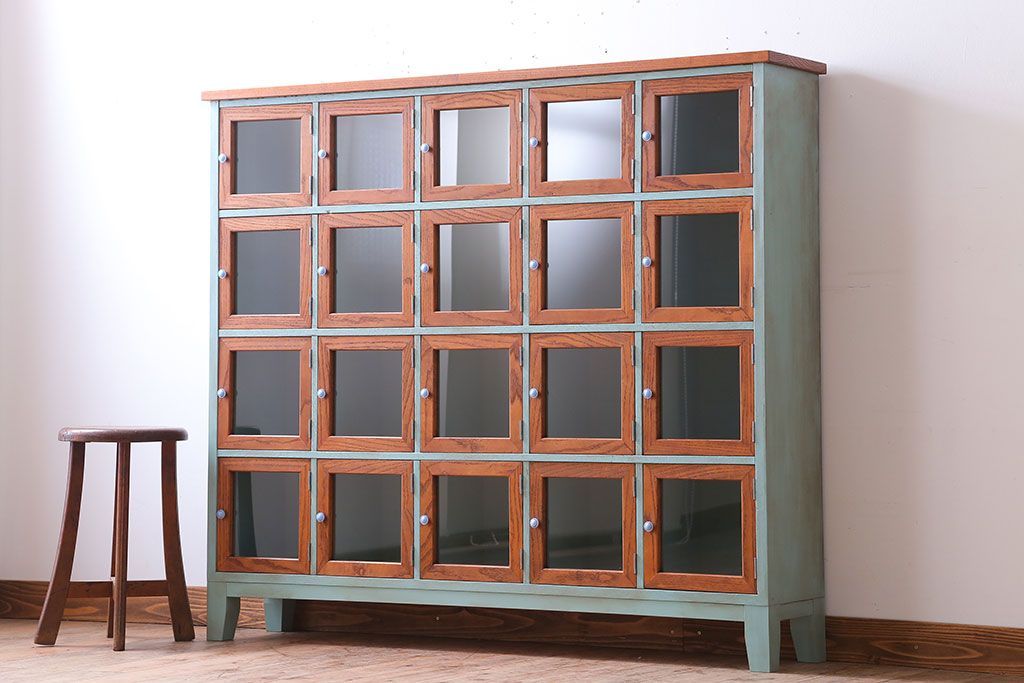 アンティーク家具　アンティークペイント　脚付き!ガラス扉付きマス目棚