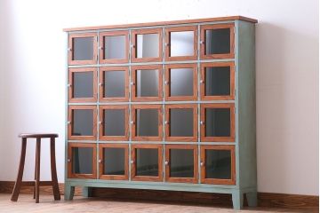 アンティーク家具　アンティークペイント　脚付き!ガラス扉付きマス目棚