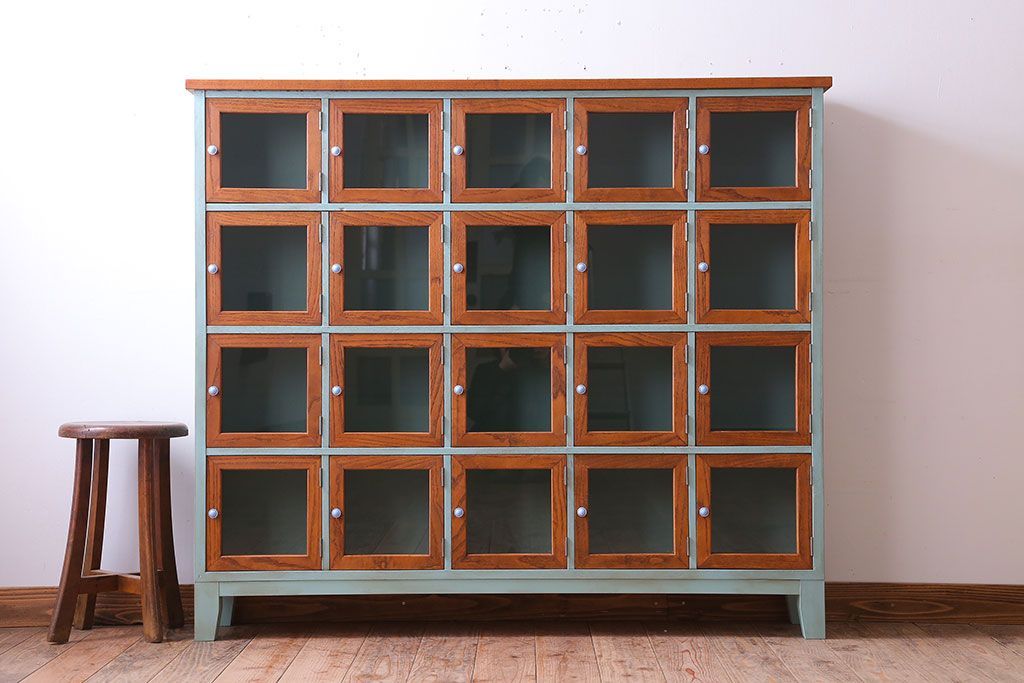 アンティーク家具　アンティークペイント　脚付き!ガラス扉付きマス目棚