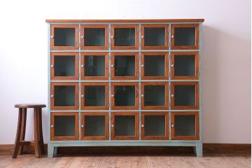 アンティーク家具　アンティークペイント　脚付き!ガラス扉付きマス目棚