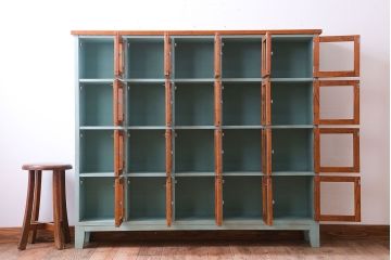 アンティーク家具　アンティークペイント　脚付き!ガラス扉付きマス目棚