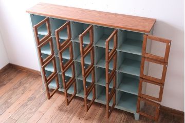 アンティーク家具　アンティークペイント　脚付き!ガラス扉付きマス目棚