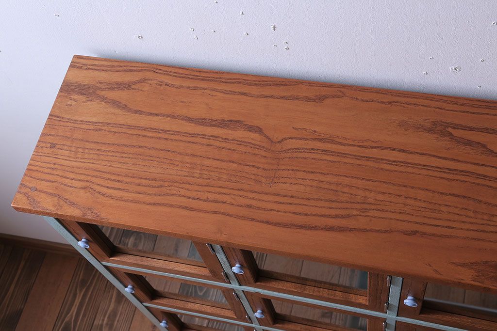 アンティーク家具　アンティークペイント　脚付き!ガラス扉付きマス目棚